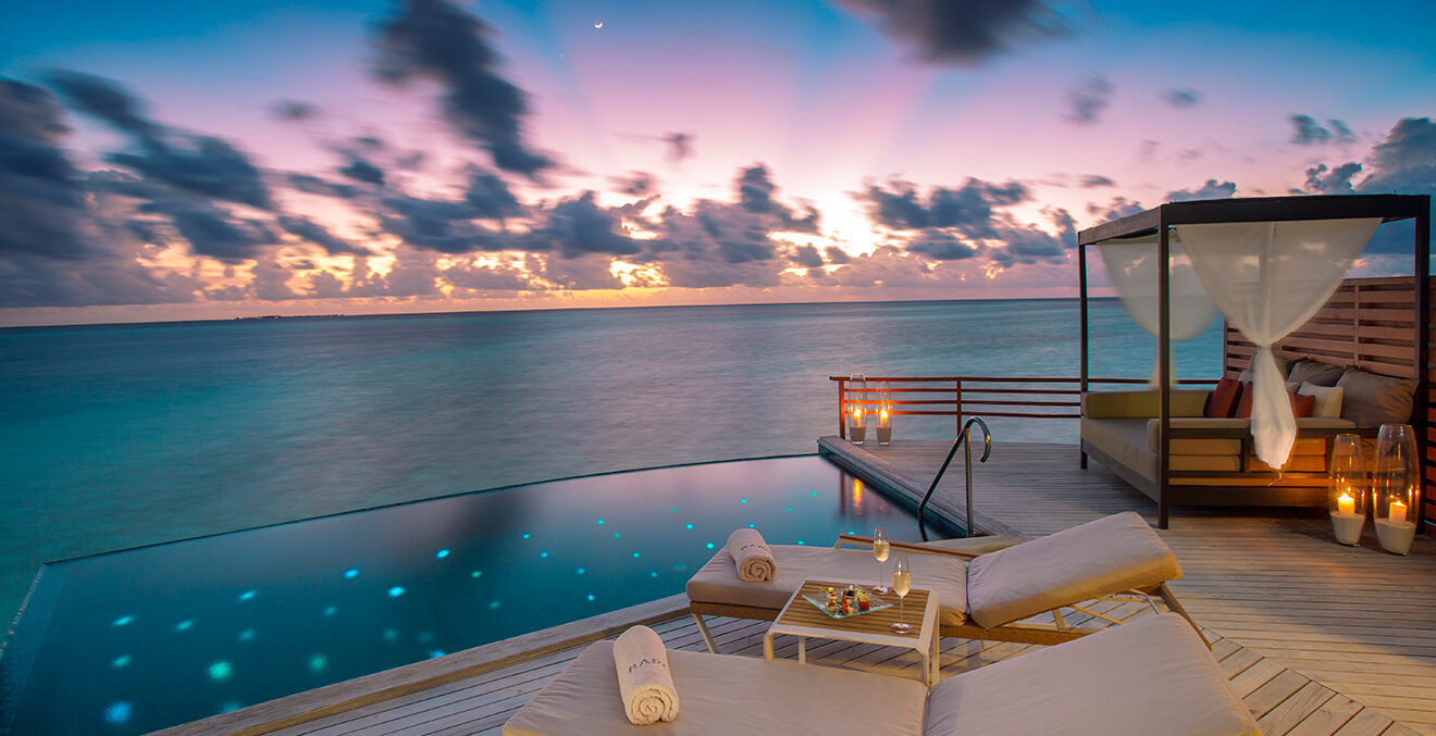Abendstimmung mit Kerzen und Blick von der Hotelterrasse auf das Meer.
