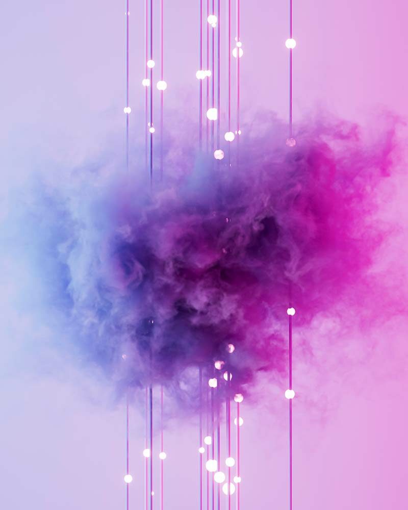 Abstraktes Bild aus pinken und violetten Farbschwaden, durchzogen von vertikalen Lichtlinien, das digitale Prozesse und Datenströme symbolisiert.