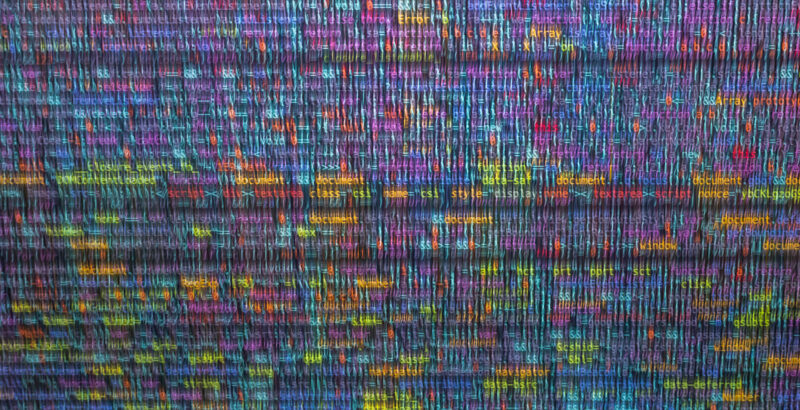 Großflächiges buntes Pixel- und Datenmuster, das wie ein digital erzeugtes Mosaik wirkt.