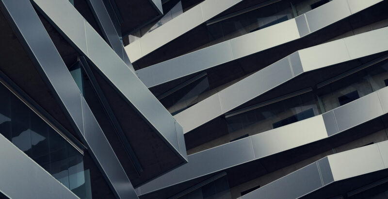 Moderne architektonische Fassaden aus Glas in geometrischen Formen.