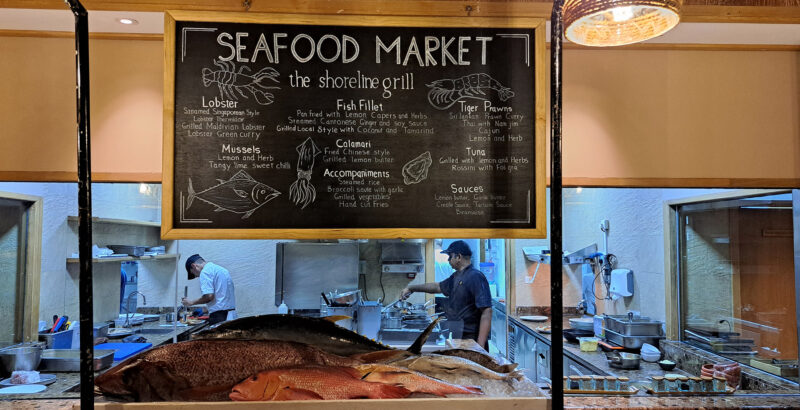 Blick in den Innenraum eines Restaurants mit großen Fenstern.