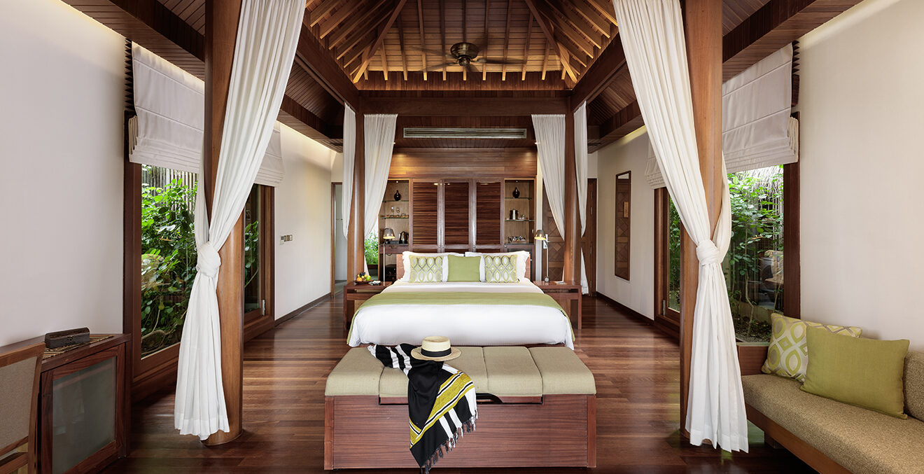 Blick in eine Hotelsuite mit Himmelbett und weissen Vorhängen.