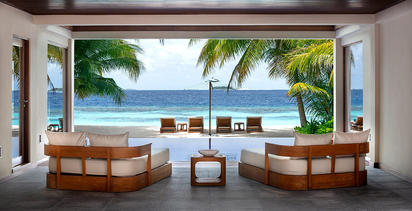 Blick von einer Sitzecke nach draussen auf das Meer.