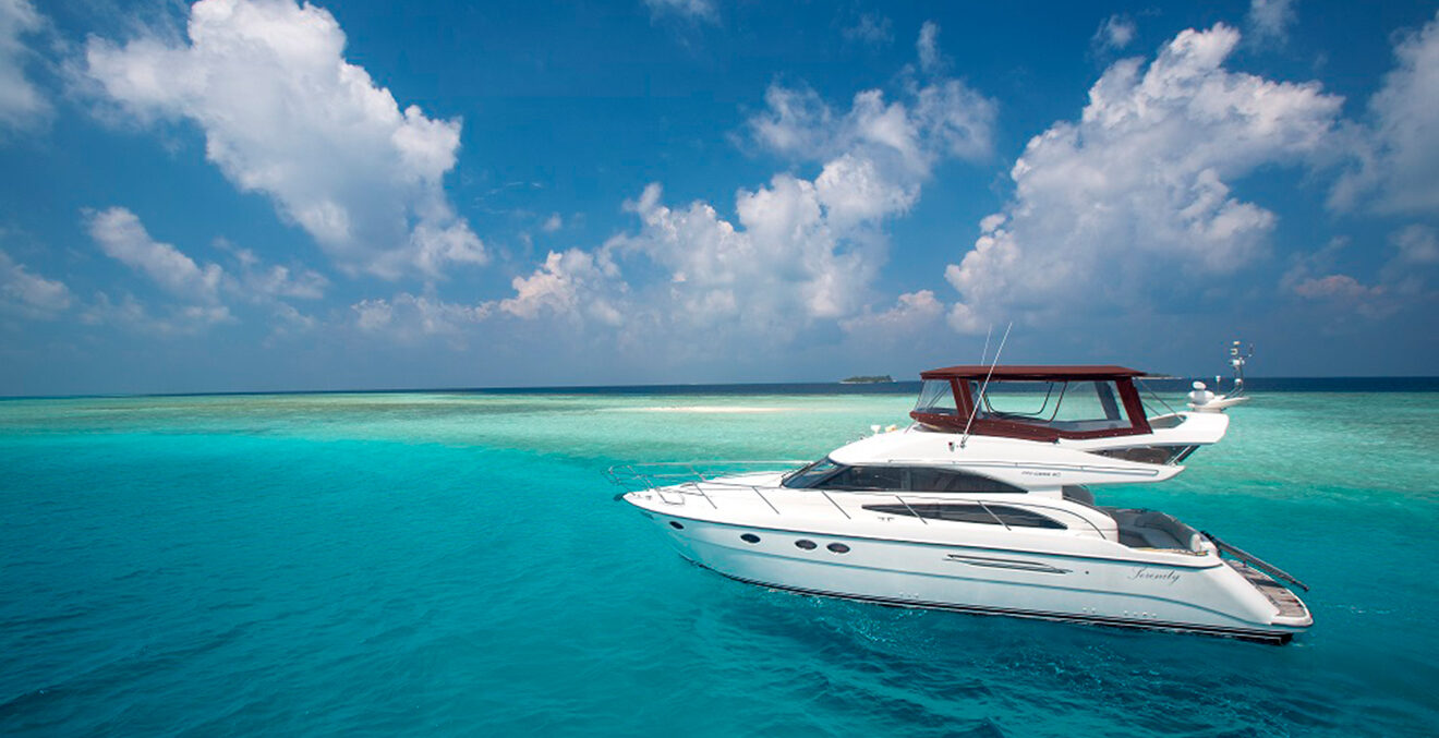 Schnellboot auf blau-türkisenem Meer.