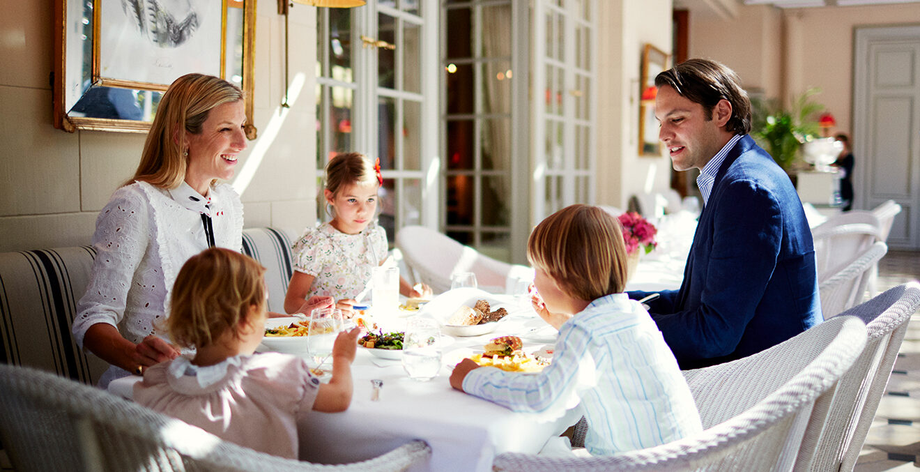 Eine Familie mit drei Kindern beim Essen im Brenners-Park-Hotel-Spa