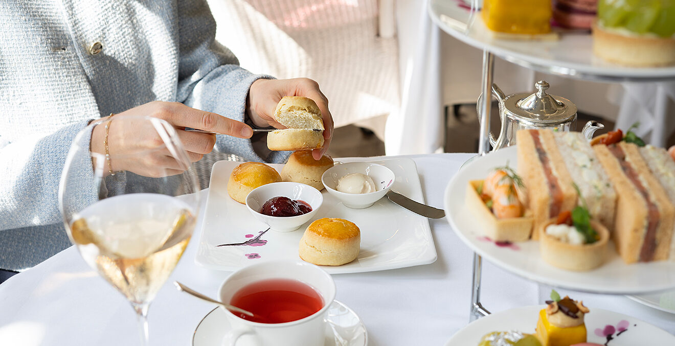 Elegant gedeckter Frühstückstisch mit Gebäck, Obst und Tee im Brenners Park-Hotel.