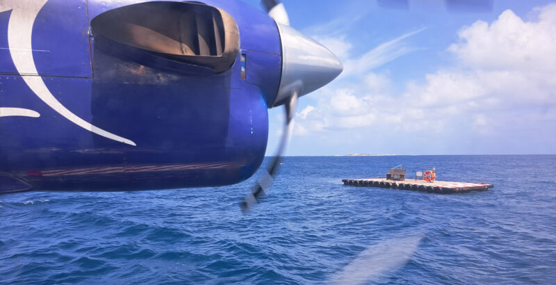 Blaues Wasserflugzeug auf dem Meer vor den Malediven.