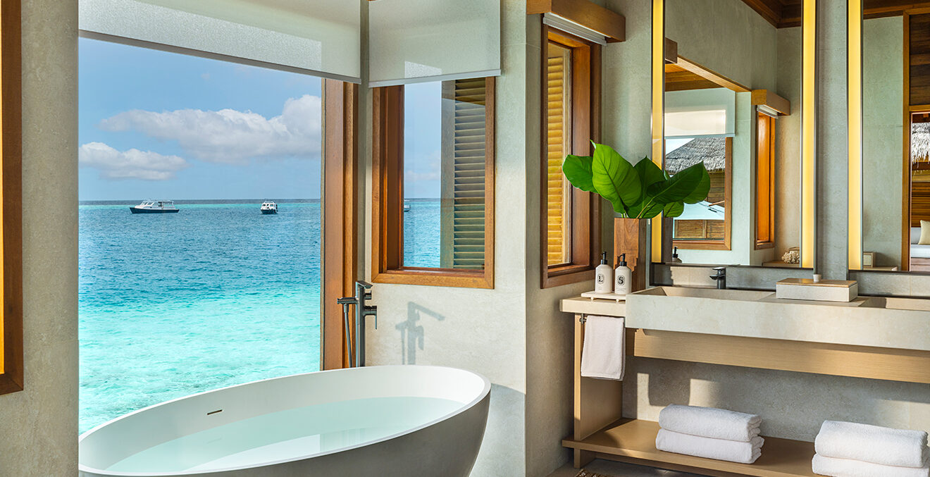 Badezimmer einer Hotelsuite mit Blick auf das Meer.