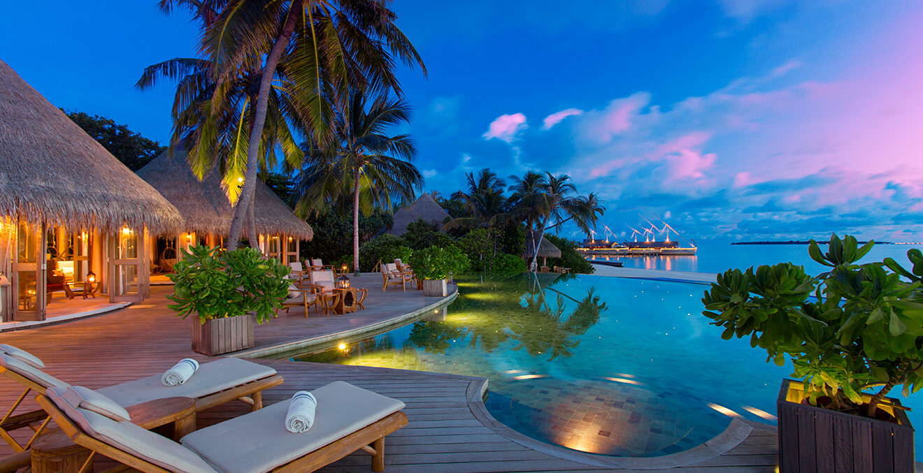 Abendstimmung auf Milhaidoo mit Blick auf das Hotel und das Meer.