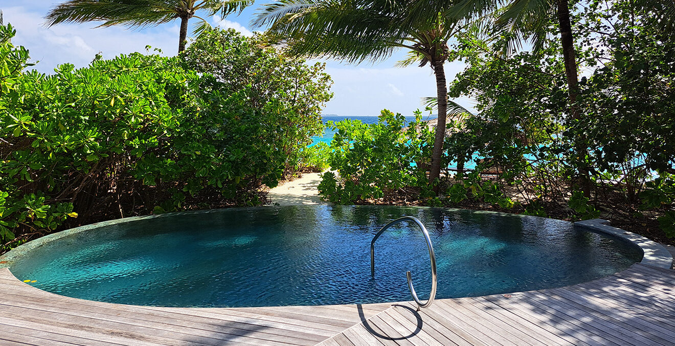 Pool unter Palmen auf der Insel Milaidhoo.