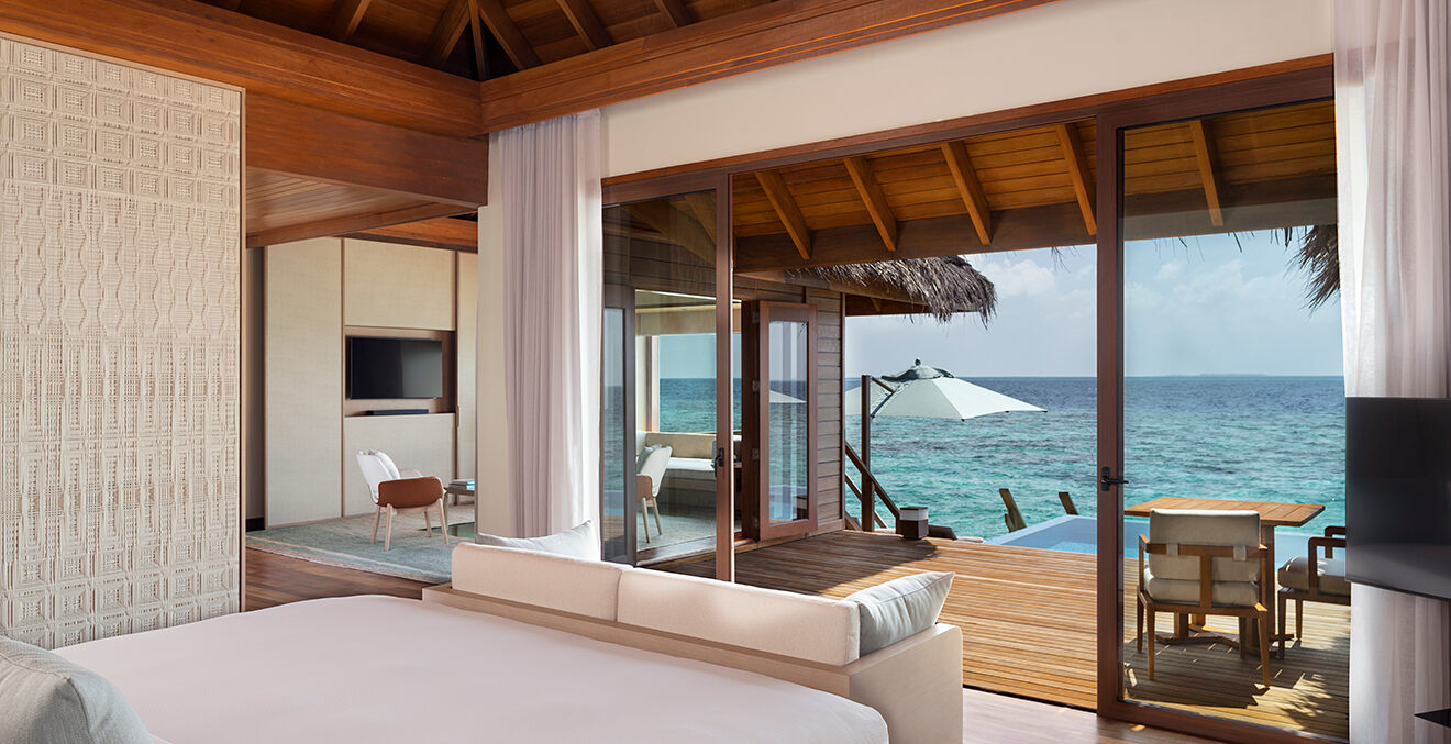 Suite in hellen Farben mit Blick auf das Meer.