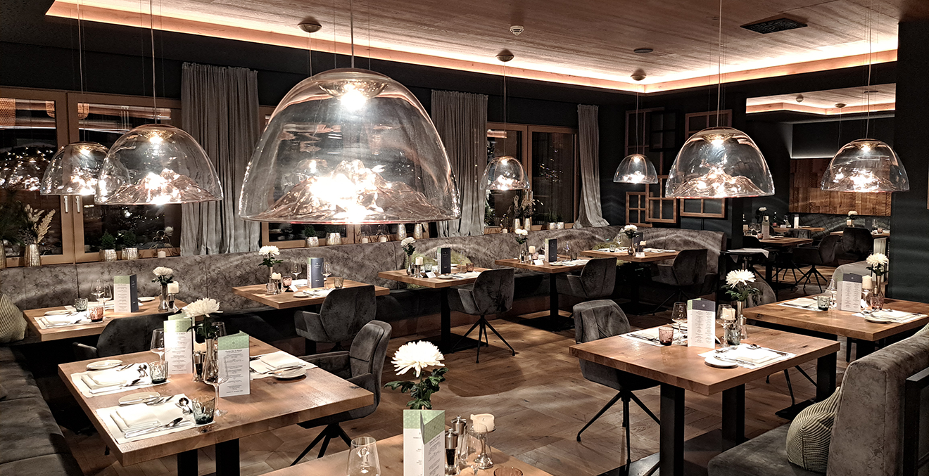 Restaurantraum mit modernem Ambiente.