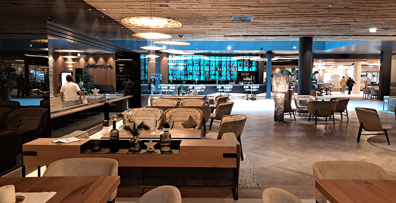 Panoramablick in die Lounge des Hotels Edelweiss.