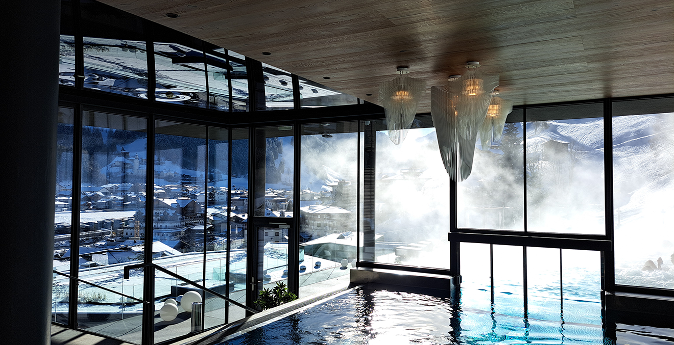 Blick in den Poolbereich des Hotels Edelweiss.