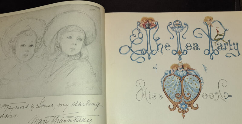 Aufgeschlagene Seiten mit handschriftlichen Notizen und Zeichnungen.