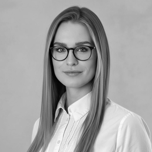 Schwarzweiß-Porträt Salome Fischer.