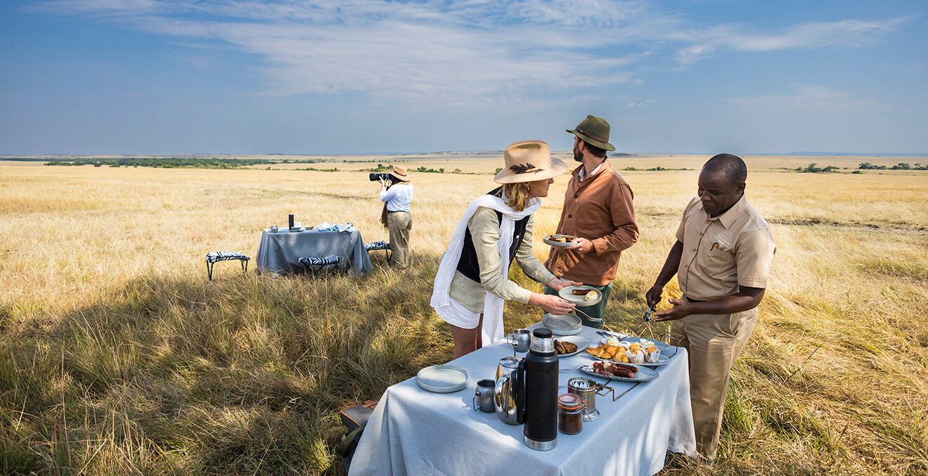 Picknick mit gedecktem Tisch in der Weite Afrikas.