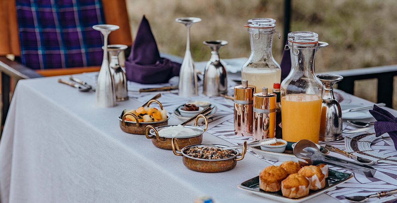 Reichlich gedeckter Frühstückstisch im GreatPlains-Kenya-MaraNyikaCamp.