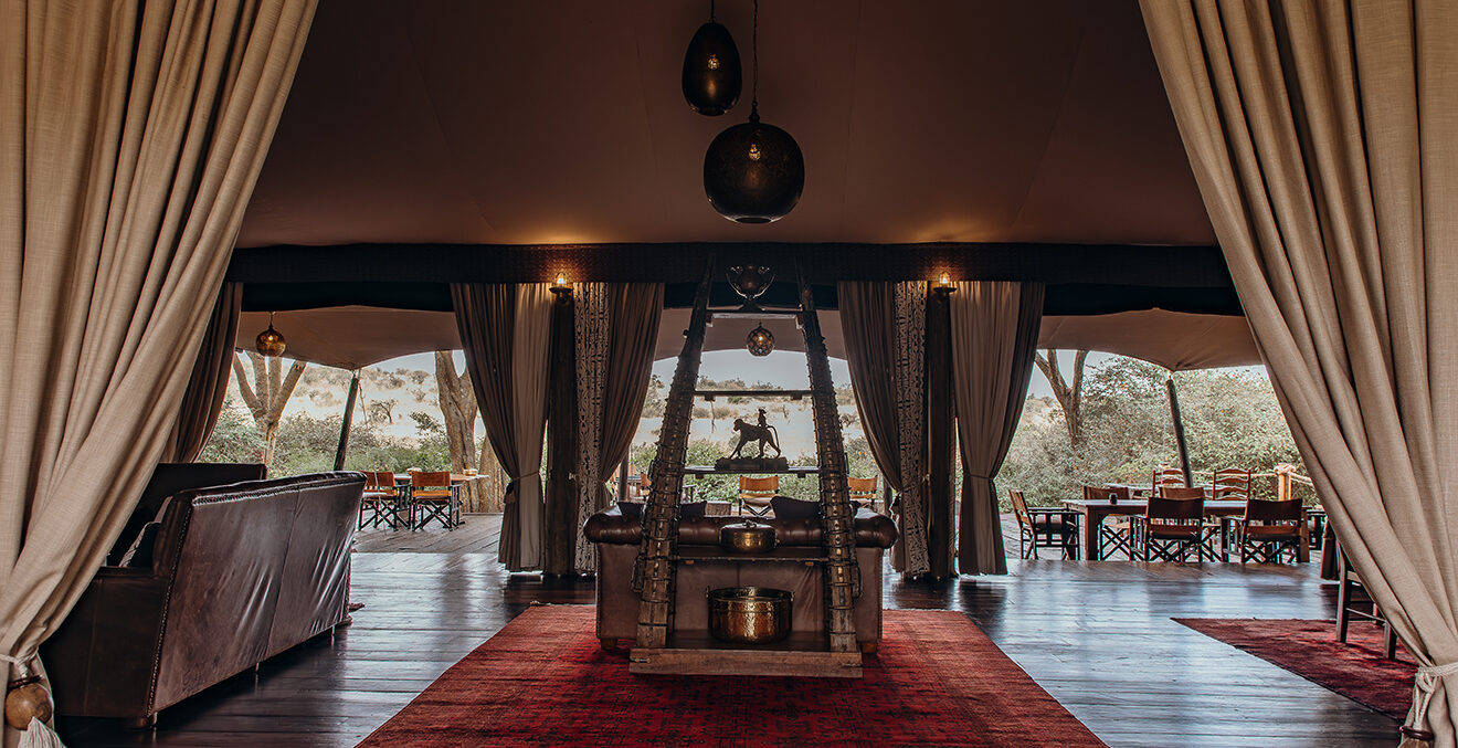 Blick in den Empfangsbereich des GreatPlains-Kenya-MaraNyikaCamp.