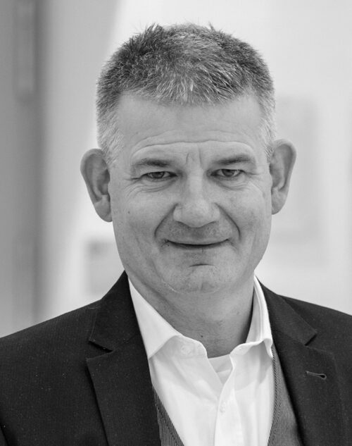 Schwarzweiß-Porträt von Johannes Wallacher.