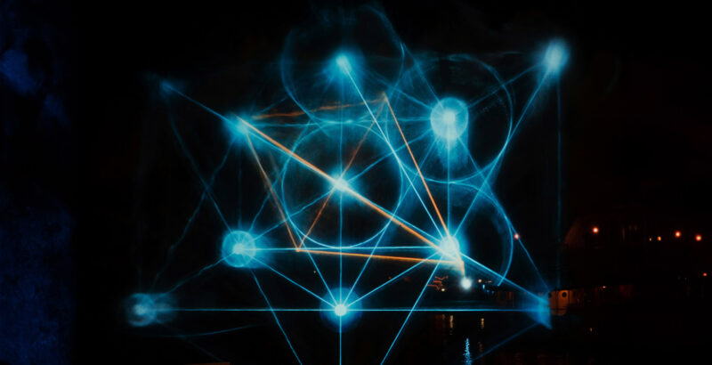 Dunkler Hintergrund mit leuchtenden, bläulichen Linien und Lichtpunkten.