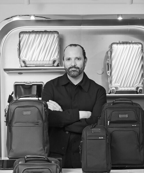 Schwarz-weiss Bild von Victor Sanz, Global Creative Director bei TUMI.