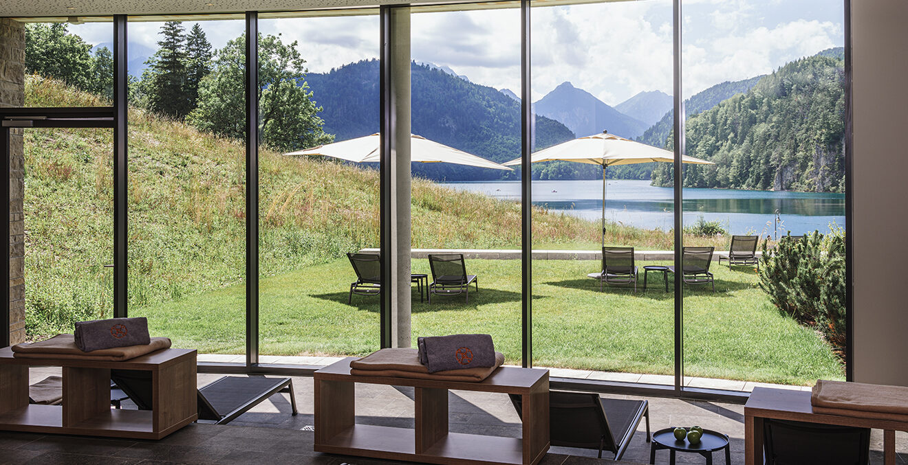 Blick aus dem Spabereich des AMERON-Neuschwanstein-Alpsee-Spa-&-Resort in richtung des Alpsees.