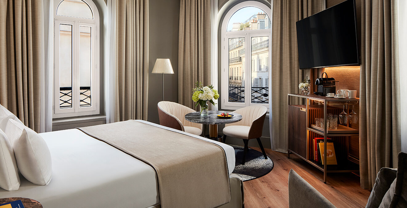 Blick in ein Zimmer des Hotel NH Collection Paris Ponthieu Champs-Élysées.
