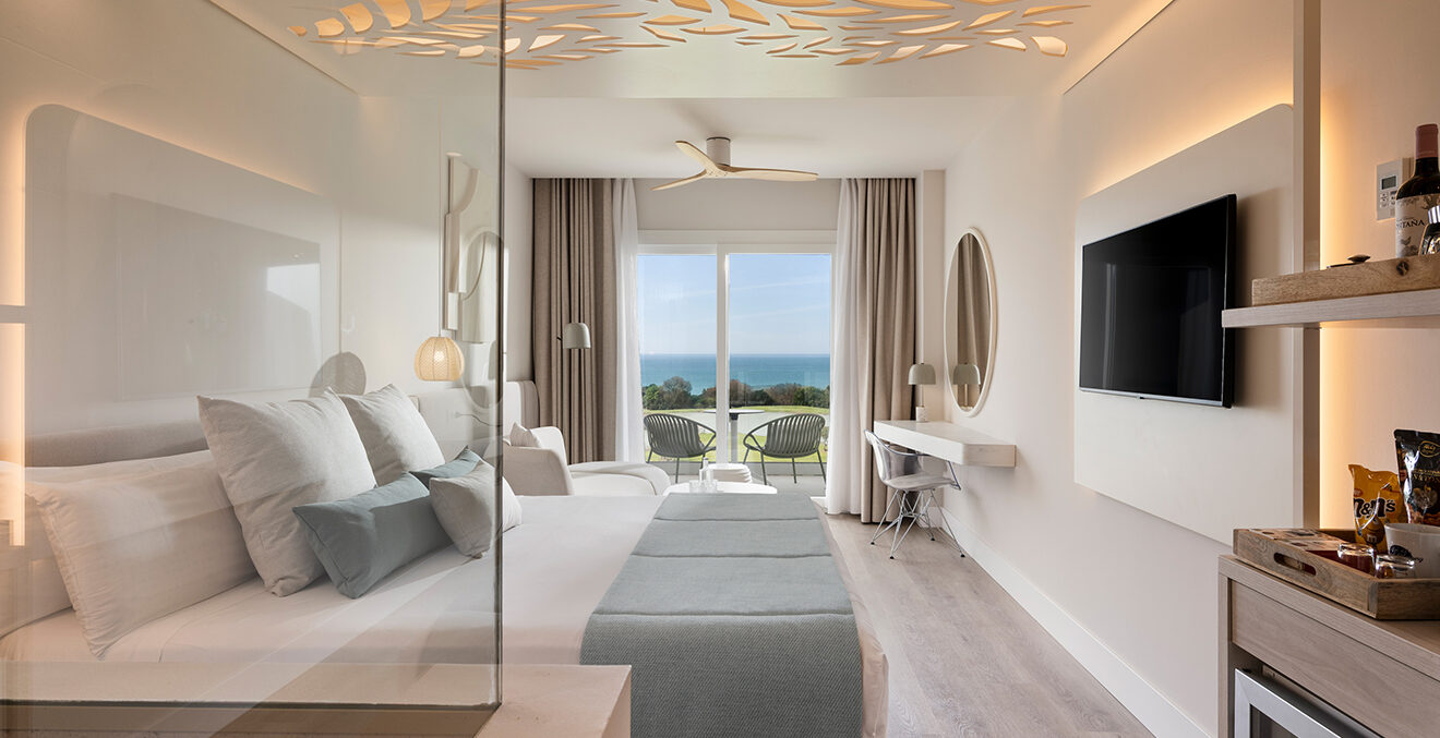 Blick in ein hell eingerichtetes Zimmer des Hotel Amàre.