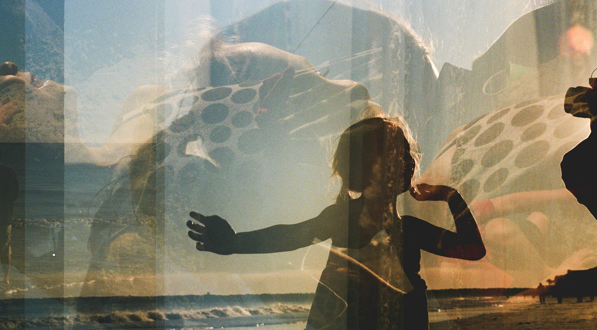 Mehrfachbelichtetes Bild: Silhouette ein Kind mit ausgebreiteten Armen vor Landschaft mit Himmel und Wasser; darübergelegt sind weitere halbtransparente Strukturen und runde Muster.