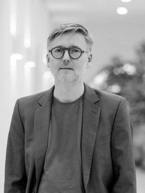 Schwarzweiß-Porträt von Dominik Finkelde SJ.