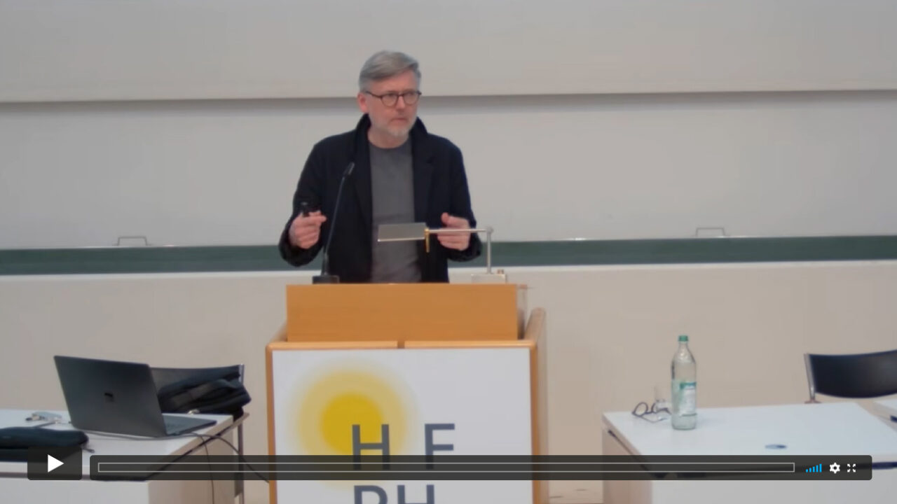 Vorschaubild eines Vortragsvideos: Links steht der Titel „1. Einführung in Nietzsches …“ auf grauem Hintergrund, rechts ist ein Schwarzweißporträt von Friedrich Nietzsche im Profil zu sehen. In der Mitte befindet sich das rote YouTube-Wiedergabesymbol.