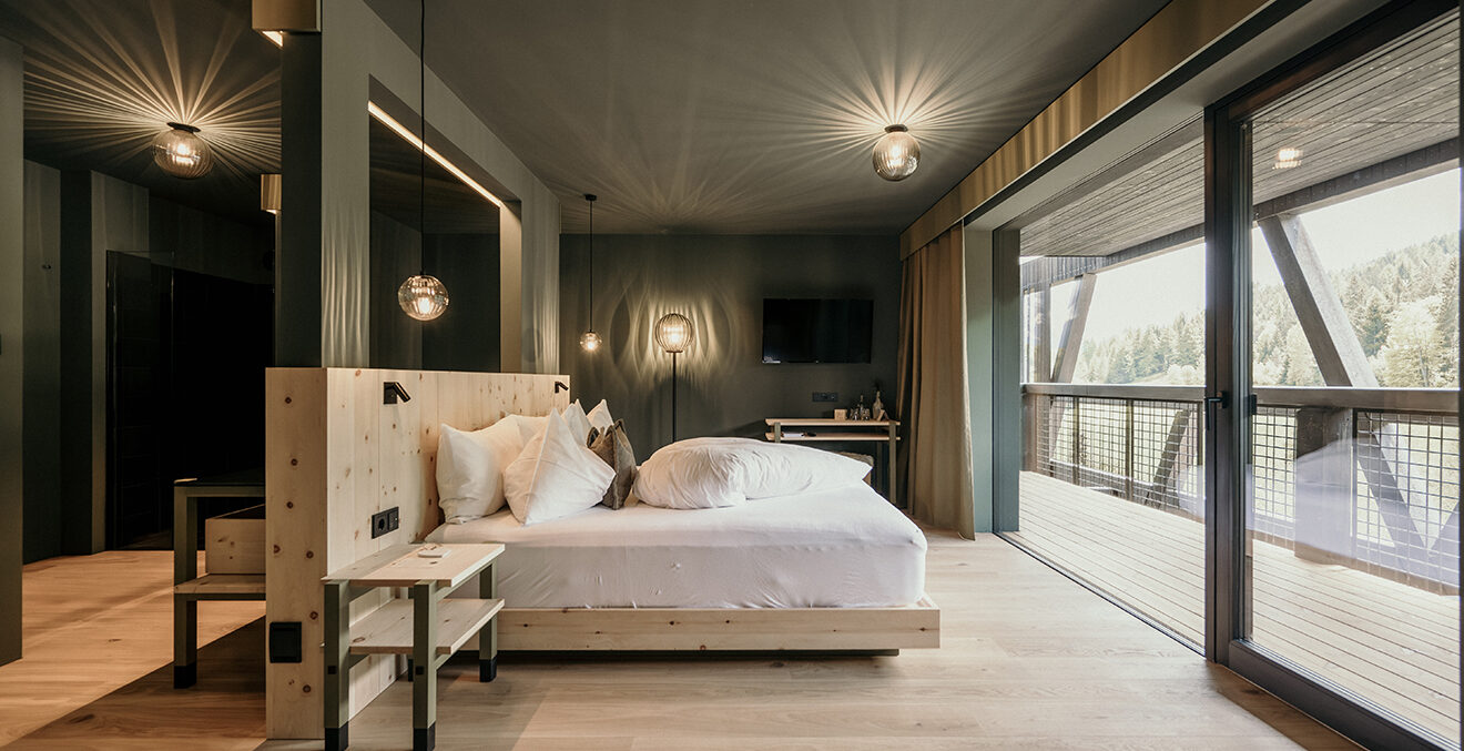 Blick in ein Gästezimmer des Mountainhideaways mit großem Balkon und moderner Einrichtung.