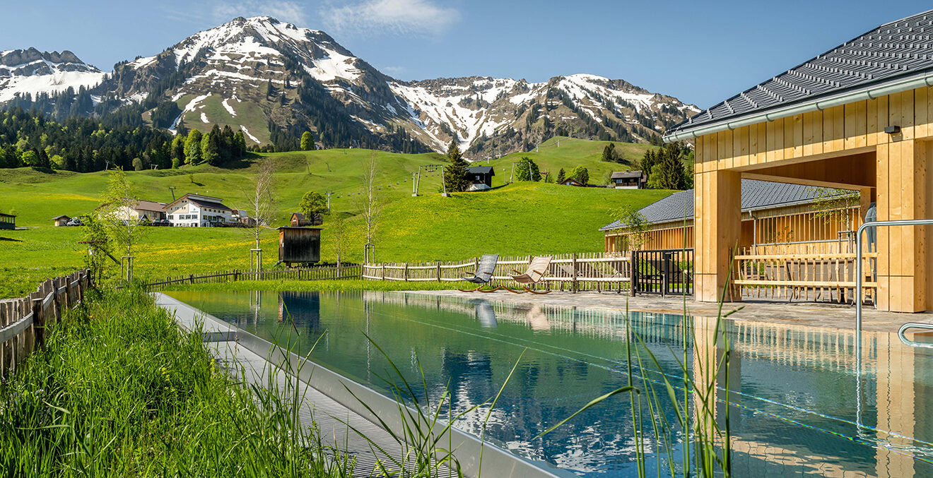 Blick auf das Saunahaus mit Aussenpool der FUCHSEGG ECO LODGE.