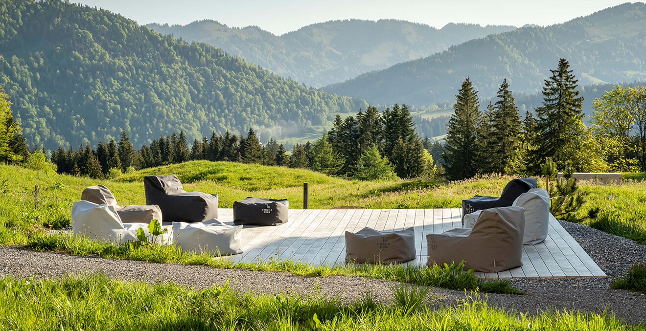 Die Yoga-Plattform der FUCHSEGG ECO LODGE im Grünen.