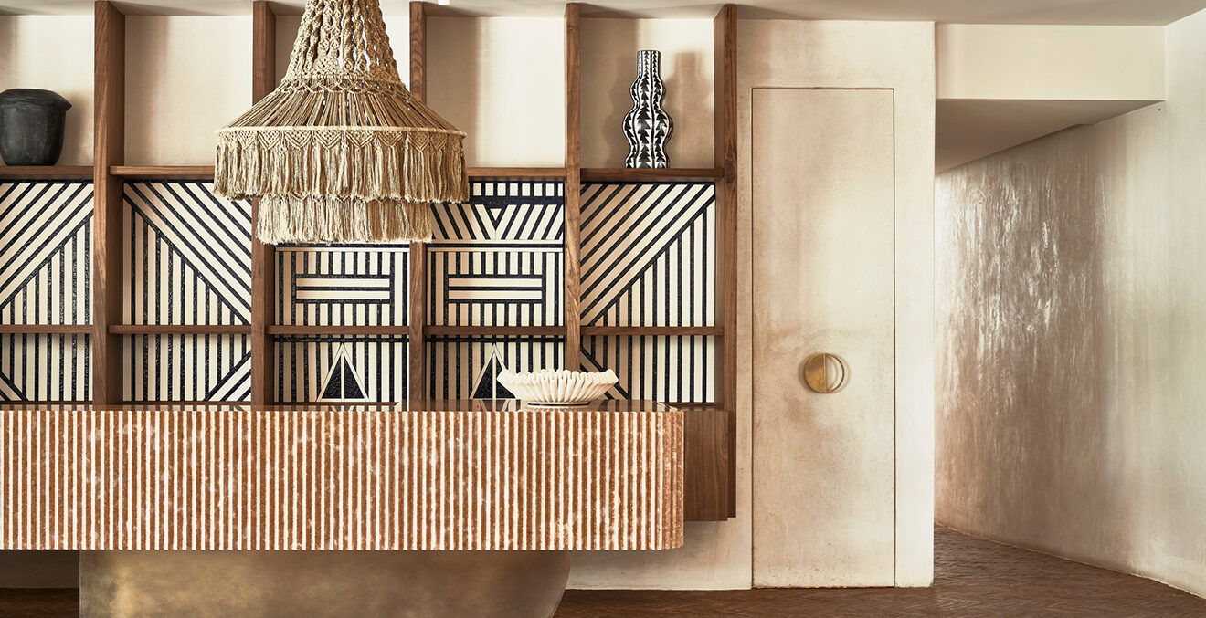 Rezeption in futuristischem Design mit großer Lampe aus Naturstoff.