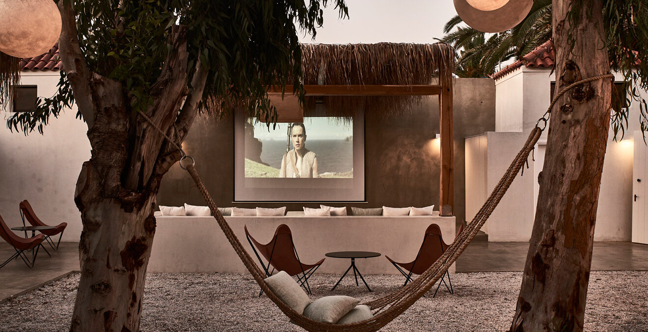 Außen-Kino mit Hängematte und Sitzmöglichkeit.