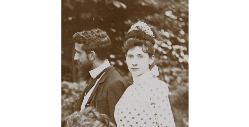 Paul César Helleu und Alice Guérin sitzen am Tag ihrer Verlobung Rücken an Rücken im Freien