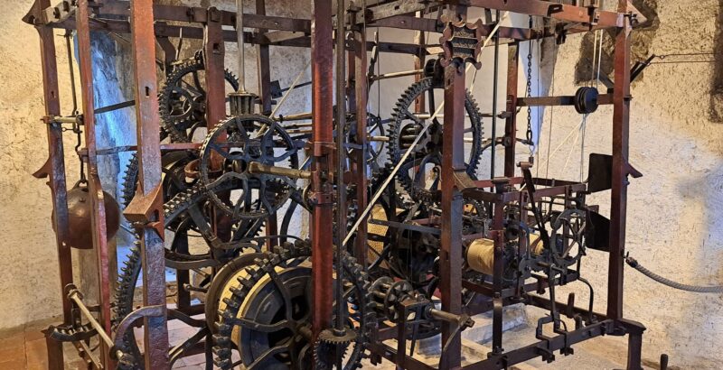 Historisches Uhrwerk mit Zahnrädern und Seilzügen in Bern