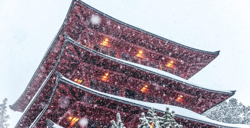 Chinaturm des Hotel Hochschober bei dichtem Schneefall auf der Turracher Höhe