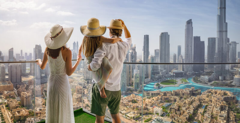 Familie blickt von einer Aussichtsterrasse auf die Skyline von Dubai mit dem Burj Khalifa