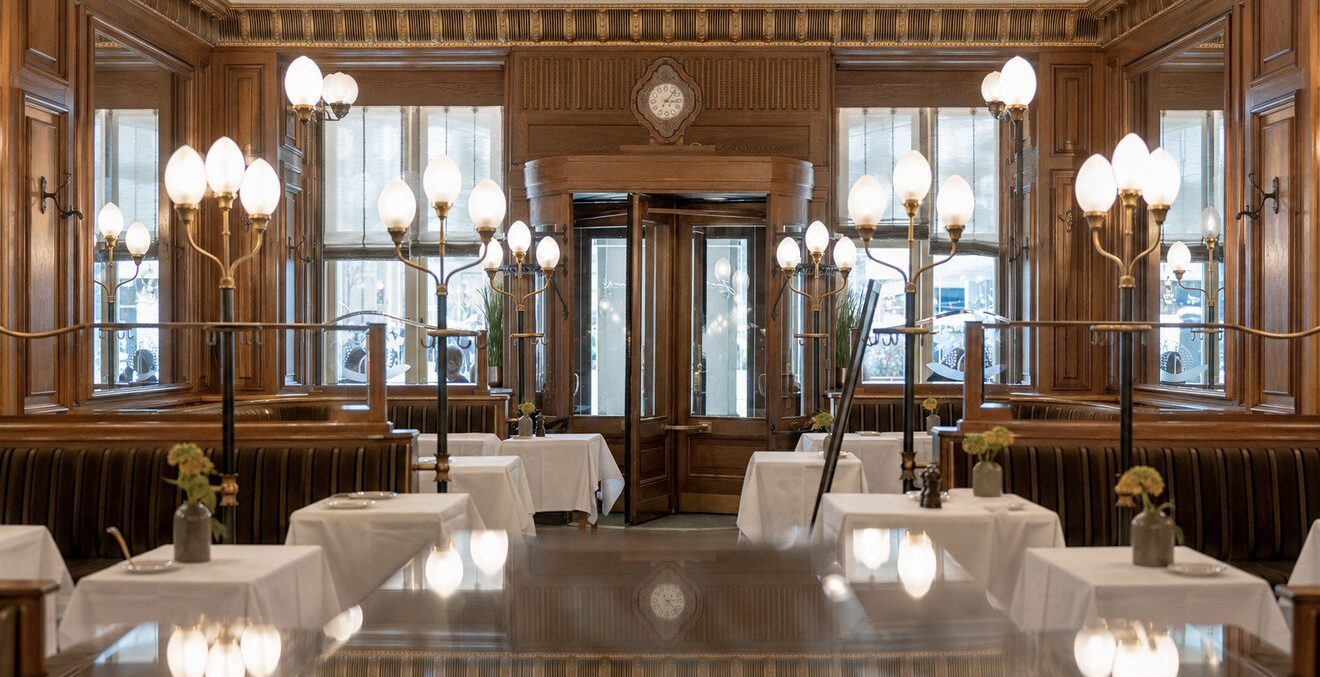 Eleganter Eingangsbereich von Jack’s Brasserie im Hotel Schweizerhof Bern