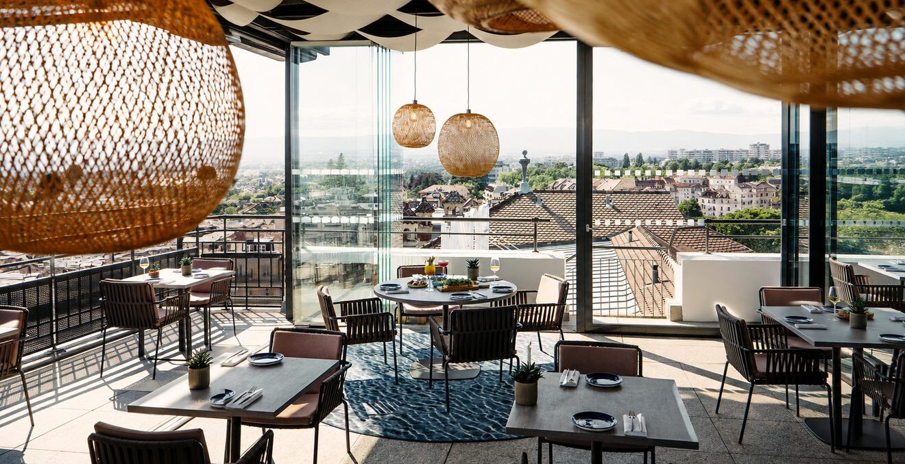 Sommerlich gedeckte Sky Lounge des Royal Savoy Lausanne mit Blick über Lausanne