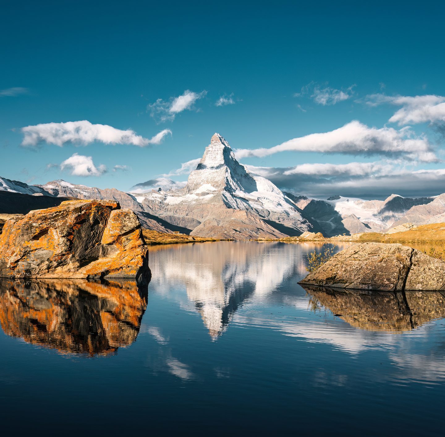 Matterhorn mit Spiegelung in einem Bergsee in den Schweizer Alpen