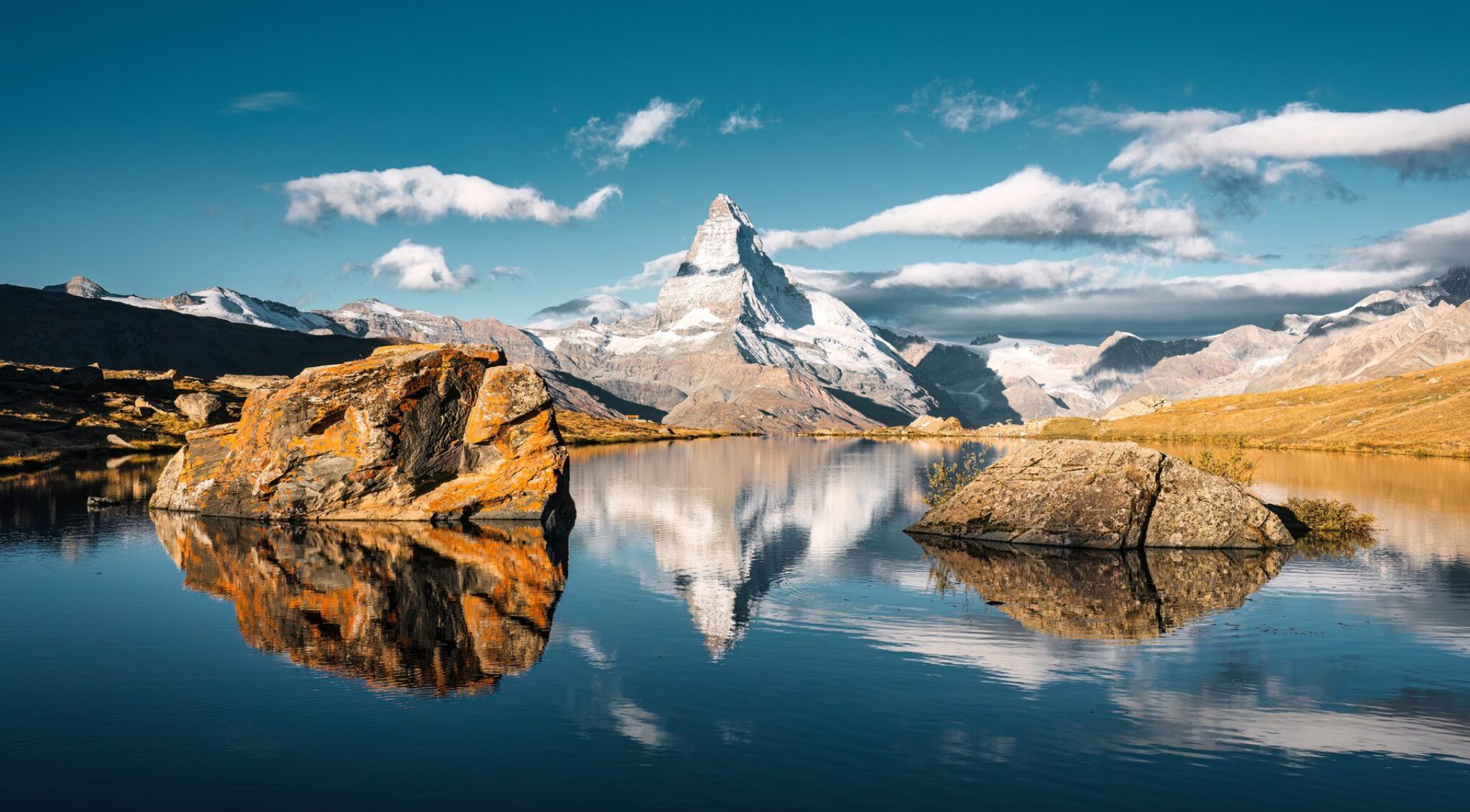 Matterhorn mit Spiegelung in einem Bergsee in den Schweizer Alpen