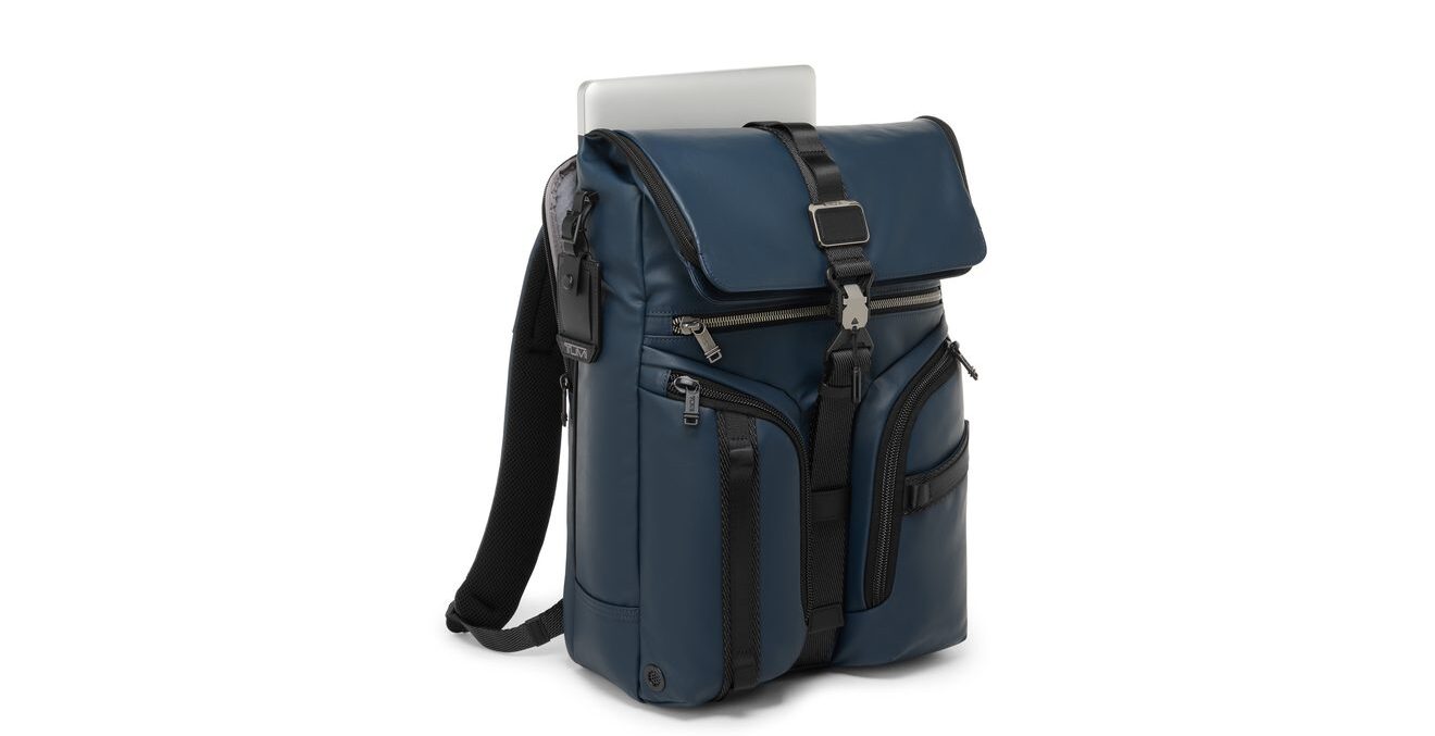 Blauer TUMI Reiserucksack mit Laptopfach auf weißem Hintergrund