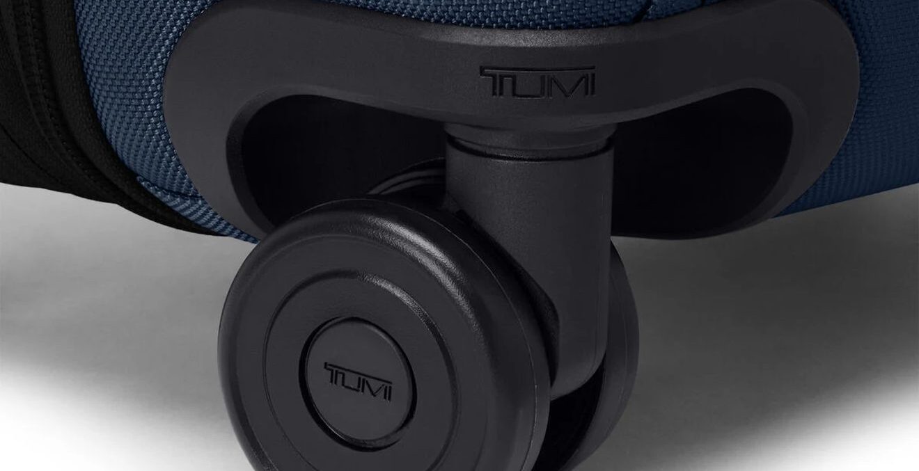 Detailaufnahme der Doppelrolle eines blauen TUMI Reisekoffers